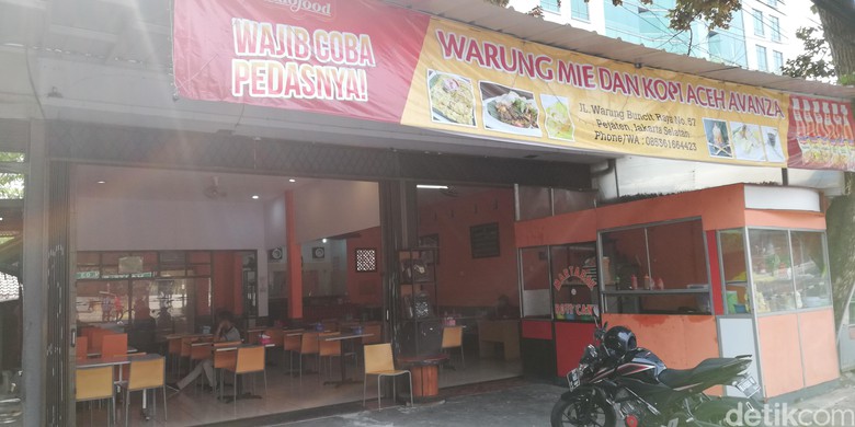 Warung Mie Aceh Pakai Nama Avanza. Foto: Rizki Pratama