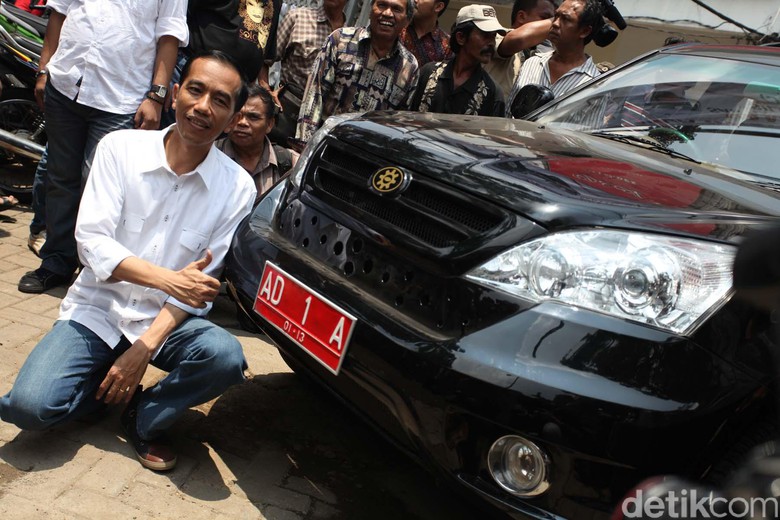 Jokowi bersama Esemka Rajawali ketika masih menjadi Walikota Solo. Foto: Rachman Haryanto