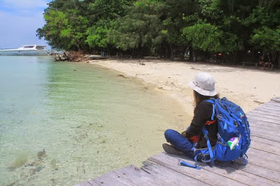  menjadi pilihan menarik untuk menikmati udara higienis dan hembusan angin di tepi pantai de 10 Wisata Pulau Seribu yang Indah dan Wajib di Kunjungi